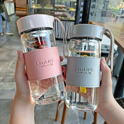 Bouteille d'eau en verre borosilicate personnalisée de 480 ml avec manche en cuir et infuseur de thé