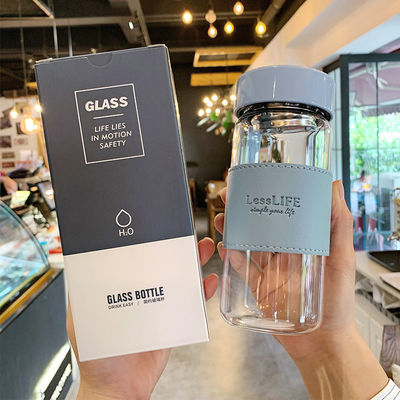 Bouteille d'eau en verre borosilicate personnalisée de 480 ml avec manche en cuir et infuseur de thé