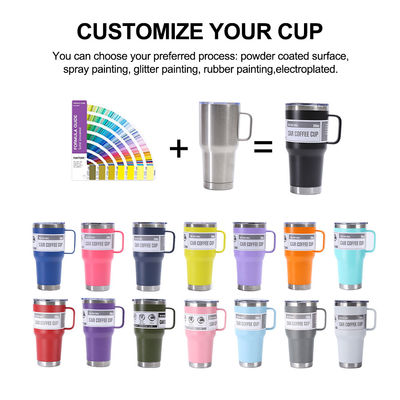 Une tasse en métal à double paroi imperméable avec un couvercle et une paille