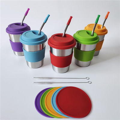 Une tasse de lait en acier inoxydable pour enfants avec couvercles et pailles en silicone