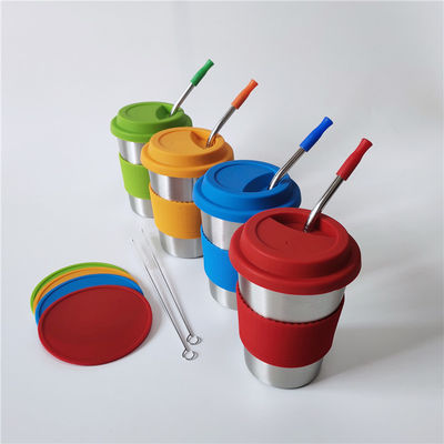 Une tasse de lait en acier inoxydable pour enfants avec couvercles et pailles en silicone