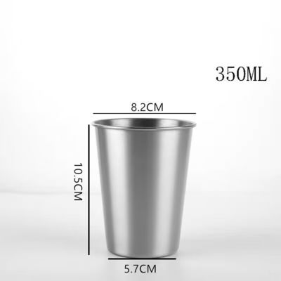 Une tasse de lait en acier inoxydable pour enfants avec couvercles et pailles en silicone