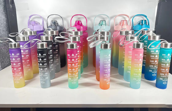 Couvercle PP de qualité alimentaire 4 pcs Bouteilles d'eau de sport en plastique avec paille et autocollants pour le fitness de gym