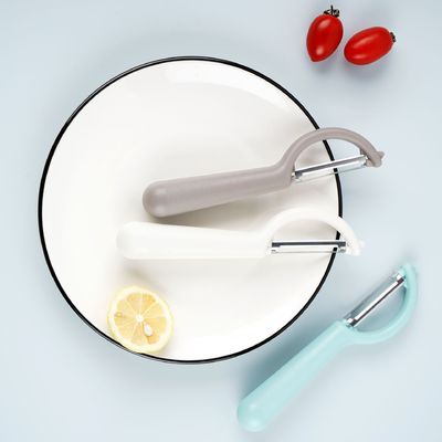 Une bonne poignée, une lame pivotante, des éplucheurs de légumes pour les fruits et légumes parfaitement épluchés, 38g