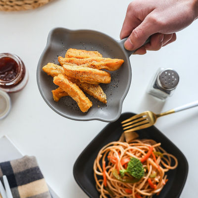 Les plateaux de cuisson en céramique de style nordique avec une seule poignée de 5 cm et un logo personnalisé