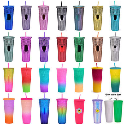 Une tasse de café à double paroi en plastique iridescent mat, avec paille.