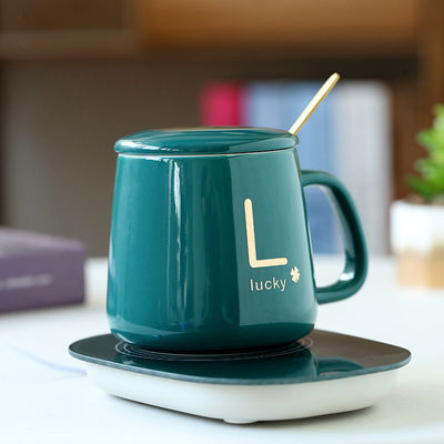 Une tasse en porcelaine en céramique chargée par USB avec contrôle de température à 55 degrés et prise en main