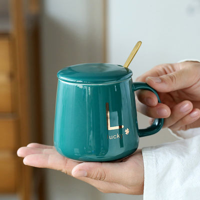 Une tasse en porcelaine en céramique chargée par USB avec contrôle de température à 55 degrés et prise en main