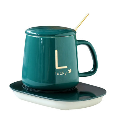Une tasse en porcelaine en céramique chargée par USB avec contrôle de température à 55 degrés et prise en main