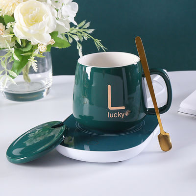 Une tasse en porcelaine en céramique chargée par USB avec contrôle de température à 55 degrés et prise en main