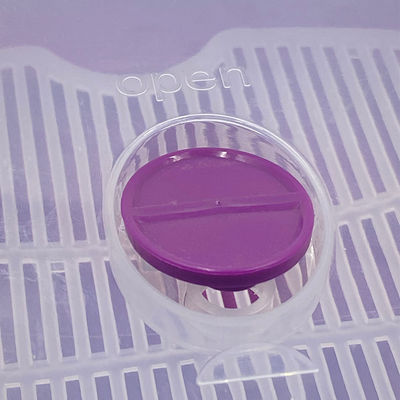 Un appareil à micro-ondes carré en plastique pour les légumes et le riz