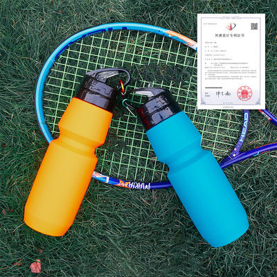750 ml bouteille d'eau en silicone recouverte anti-corrosion pour les voyages et les sports personnalisable