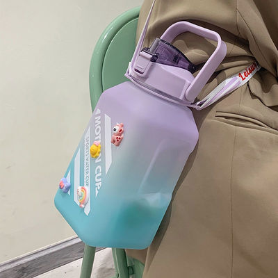 Retour à l' école Essentiel Bouteille d' eau à large bouche isolée avec horodatage et paille