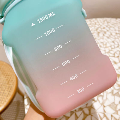 Retour à l' école Essentiel Bouteille d' eau à large bouche isolée avec horodatage et paille
