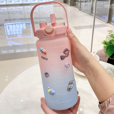 Bouteille d'eau motivationnelle avec marqueur de temps sans BPA 64OZ et conception de couleur en dégradation