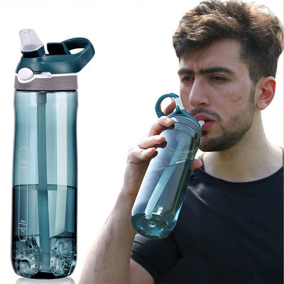 Accessoires avec couvercle de salle de sport en plein air Bouteille d'eau avec paille et plastique sans BPA