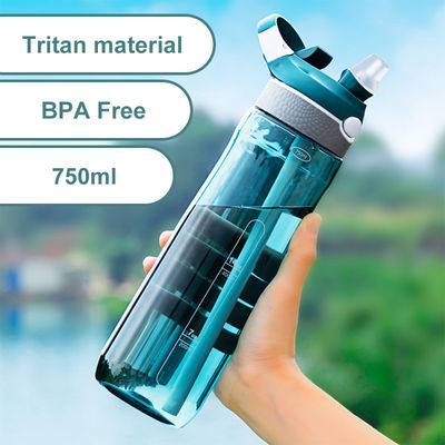 Accessoires avec couvercle de salle de sport en plein air Bouteille d'eau avec paille et plastique sans BPA