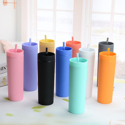 Une bouteille d'eau en plastique avec des pailles