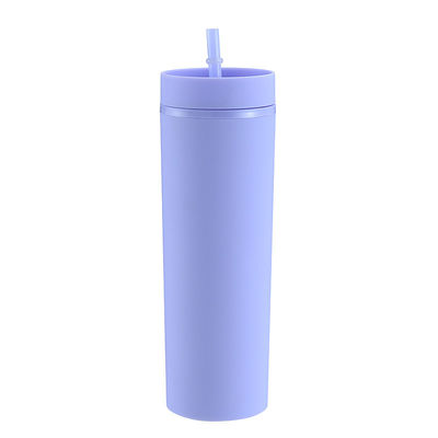 Une bouteille d'eau en plastique avec des pailles