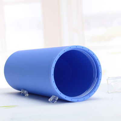 Une bouteille d'eau en plastique avec des pailles