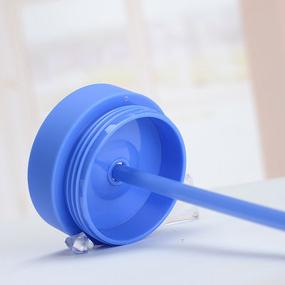 Une bouteille d'eau en plastique avec des pailles