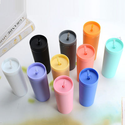 Une bouteille d'eau en plastique avec des pailles